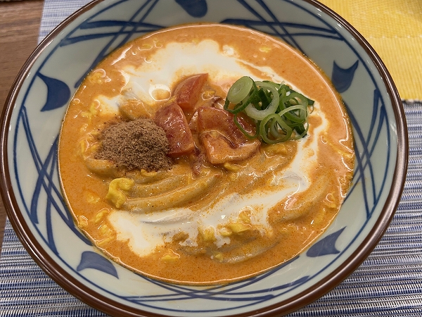 丸亀製麺の「豆乳仕立ての冷やしトマたまカレーうどん」