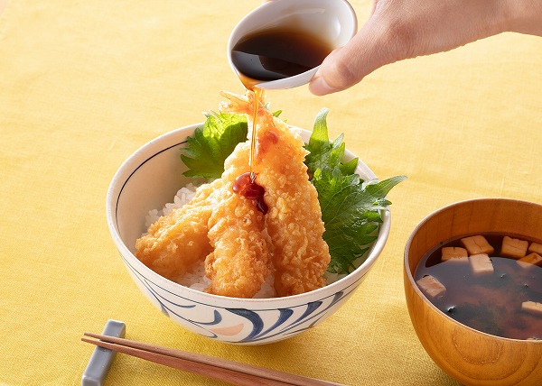 コストコ　カークランドシグネチャー えび天ぷら30尾（たれ付）でつくった天丼の上にたれをかけているところ