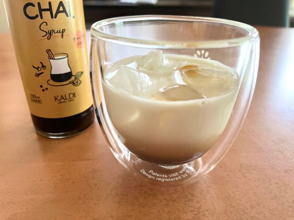 クラフトチャイを静かに入れる。牛乳と2層に分かれる。