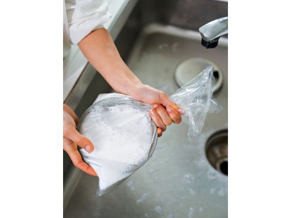 ビニール袋に泡状台所用漂白剤と水を入れて15秒ほど振ります。