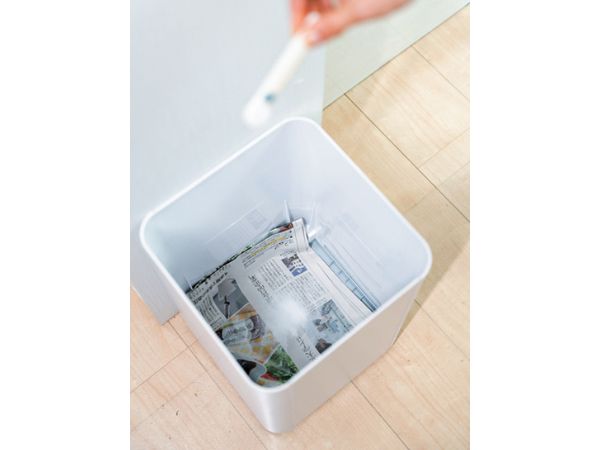 ゴミ箱の底に新聞紙を敷き、粉末重曹を振り入れる