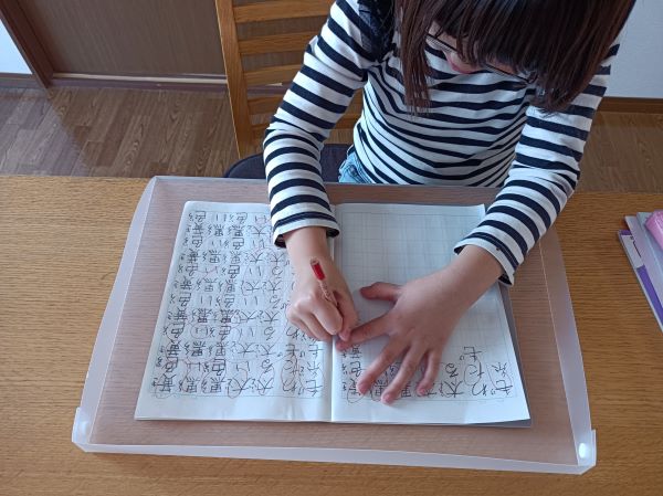 セリア「両面書きわけ下じき」をノートに挟み、漢字練習をする図