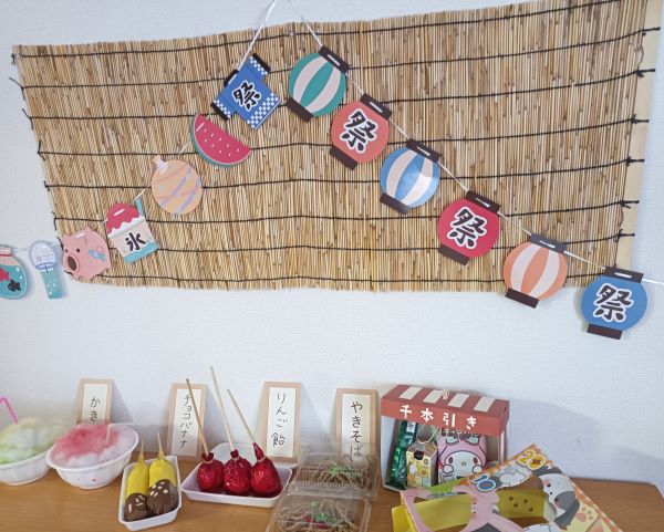 セリア「お家で縁日シリーズ」で作ったフェイク屋台グルメと、お祭りガーランドで飾った図
