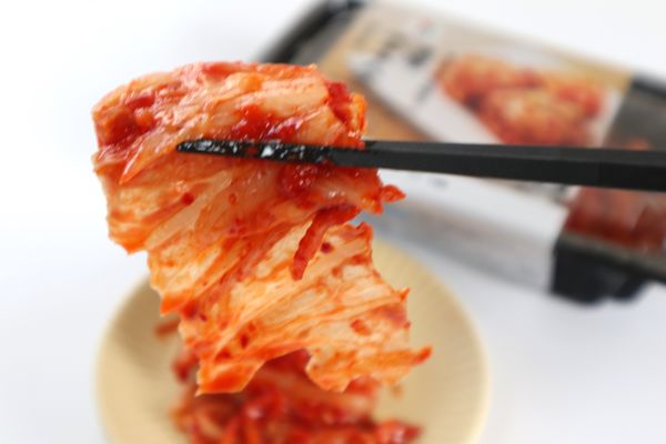 「濃厚ポギキムチ」をお箸で食べるところ