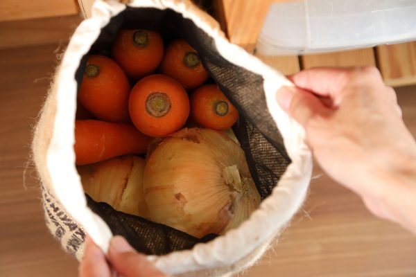 ベジタブルバッグに野菜を収納しているところ