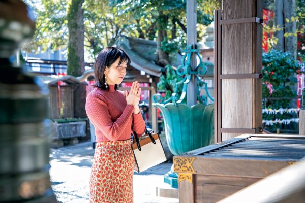 神社に参拝しているところ