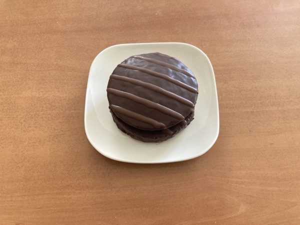 チョコケーキをお皿に出した様子。