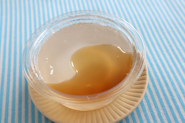 「黒みつで食べる　くちどけわらび」に黒みつをかけた様子