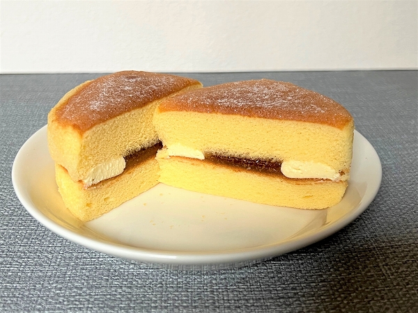 ファミリーマートの「冷やして食べる ふんわりホットケーキ風サンド」断面