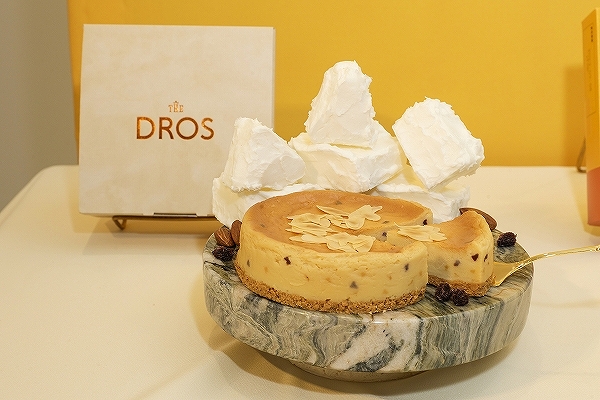 「THE DORS」の「ベイクドケーキ（クリームチーズ＆アーモンド）」