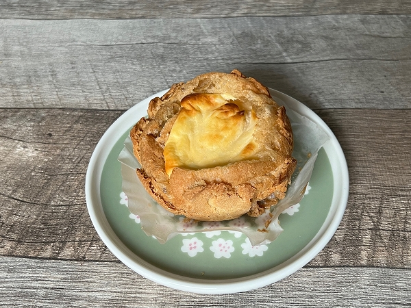 甘さ控えめの「焼きチーズケーキシュー」