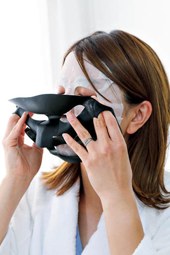 シートマスクをしてから美顔機を付けることも可能。