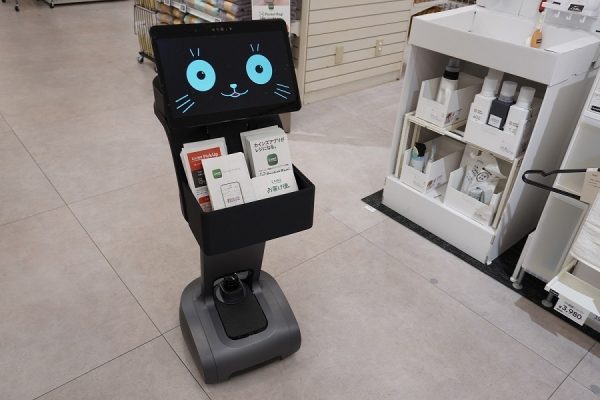 猫のロボットが店内を巡回している