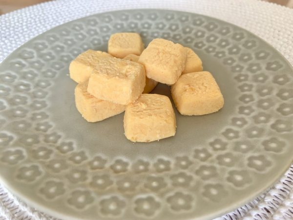 お菓子をお皿から取っている様子