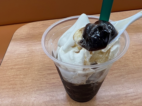 ミニストップの「まぜてのむ ほろにがコーヒーゼリー」の中にはほろ苦いコーヒーゼリー