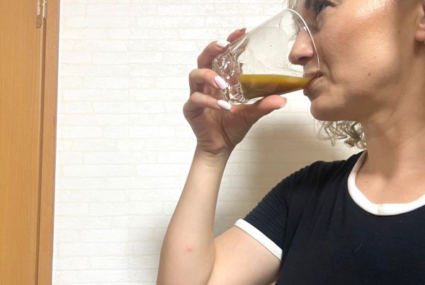 漢方薬を飲む図