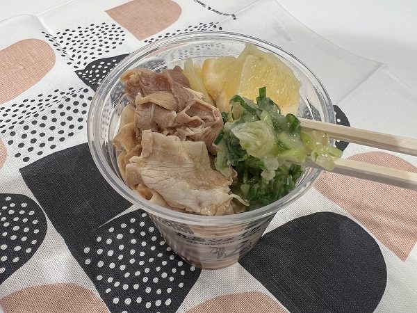 丸亀製麺の「凍らせレモンのねぎ塩豚しゃぶぶっかけうどん」のねぎだれ