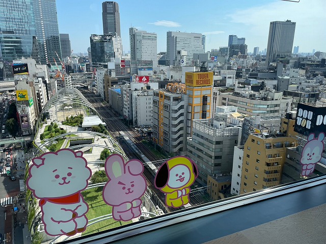 窓の外には宮下公園と渋谷の街が。渋谷を背景にBT21の仲間と写真撮影も出来ます。