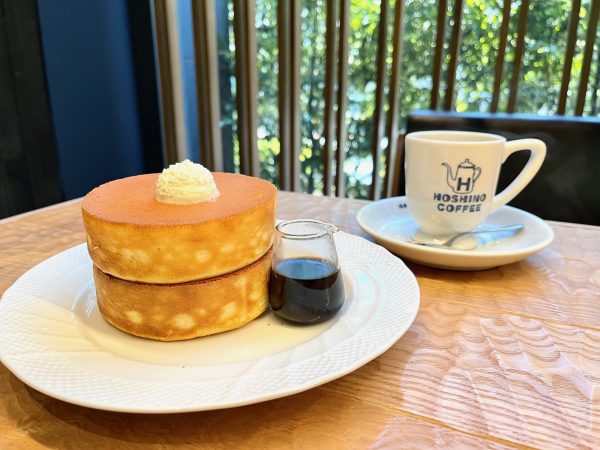 スフレパンケーキとホットコーヒー。