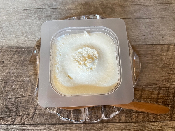ファミリーマートで発売中の「北海道のわた雪みたいなレアチーズ」の中身