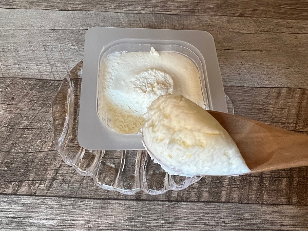 ファミリーマートで発売中の「北海道のわた雪みたいなレアチーズ」はふわふわでホイップクリームのよう