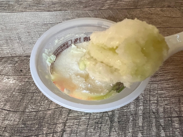 ファミリーマート限定販売の「セイカ 南国白くま練乳ソフトメロン味」は下がかき氷になっている