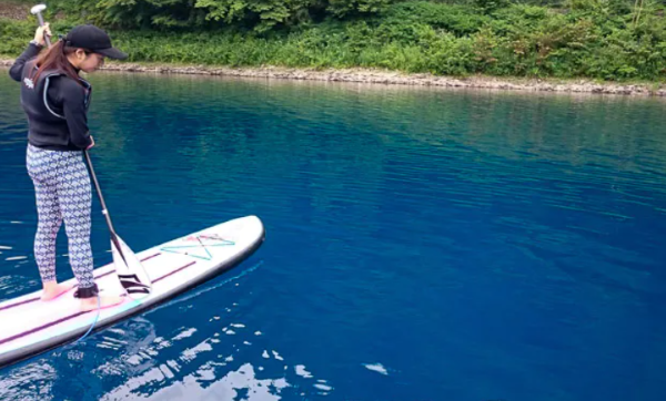 山梨県本栖湖でサップをする図