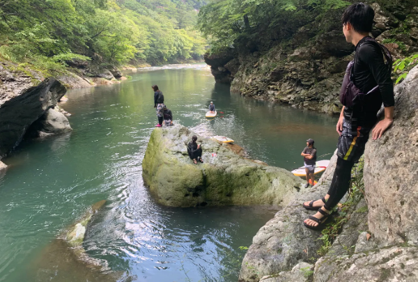 栃木・那須塩原で川遊びする図