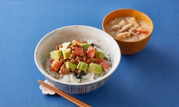 アボカドサーモン納豆丼