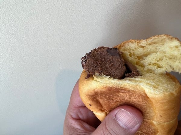 「GODIVA Bakery ゴディパン 本店」のコロネのクリームにはダークチョコレートバーが入っている