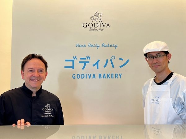 エグゼクティブシェフ・ショコラティエ／パティシエのヤニック・シュヴォロー氏（左）と「GODIVA Bakery ゴディパン 本店」の高山弘明氏（右）