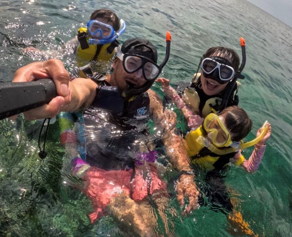 GoProで海の中家族写真を撮る。