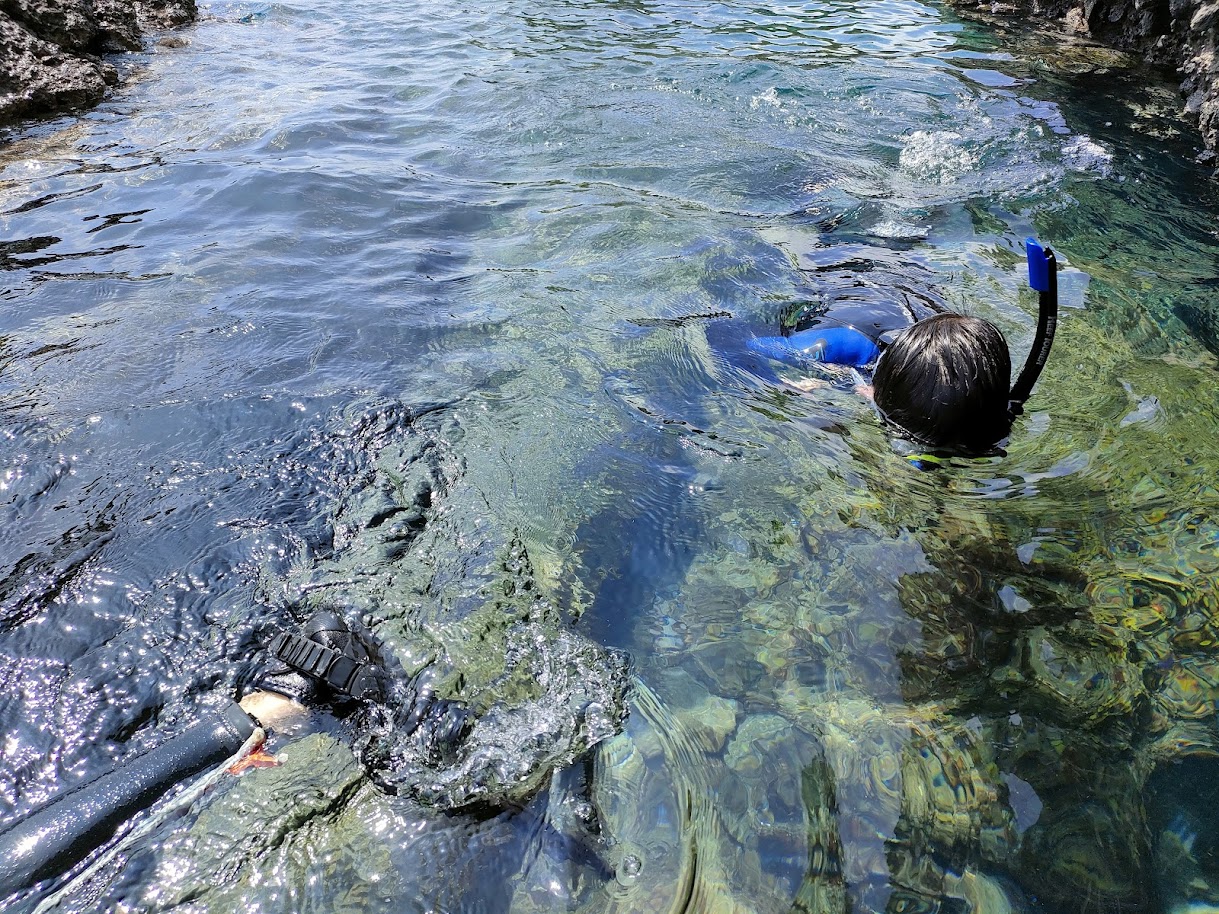 ヒリゾ浜でシュノーケリングをしているところ