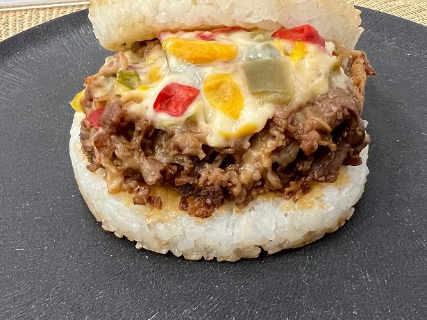 「モスライスバーガー＜チーズ焼肉＞」には3色ピーマン入り