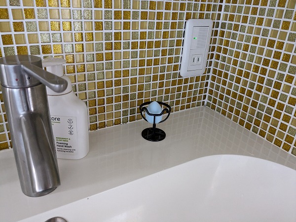 キャンドゥ　3Dスポンジパフ用スタンドを洗面所に置いた様子