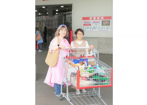 コストコ出口調査で出口に母親とカートを押して立つ2023夏井上紀子さん（47歳）