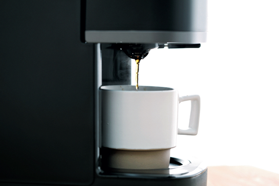 コーヒーメーカーでマグカップにコーヒーを直接いれているところ