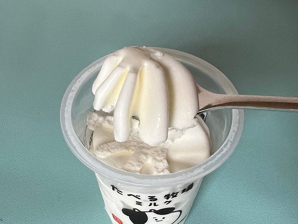 ファミリーマートの「たべる牧場ミルク」はソフトクリームのようなアイスミルク