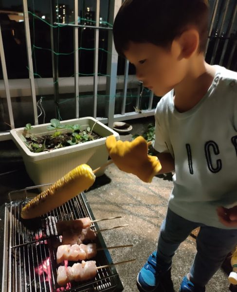 焼きとうもろこしをつくる子ども