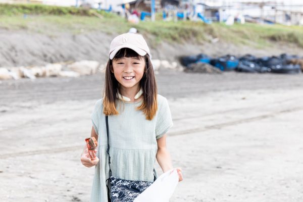 海岸のクリーン活動をする米澤さんのお子さん