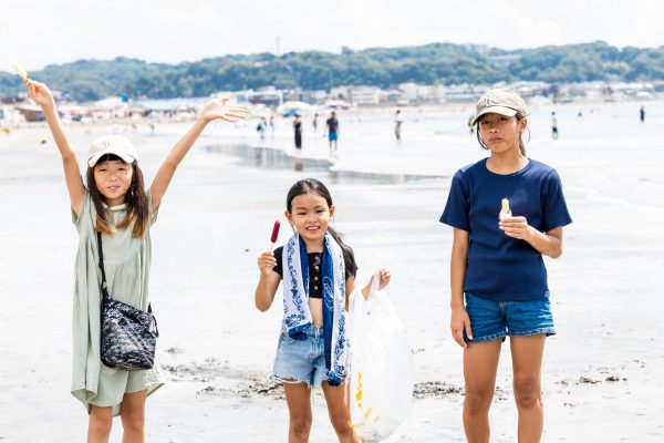 海岸のクリーン活動をする参加者