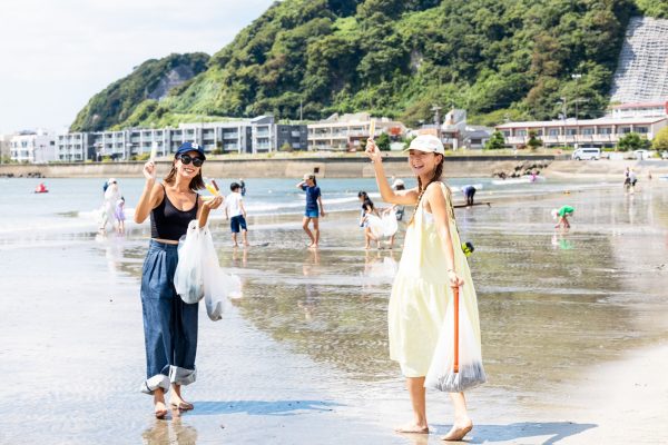 海岸のクリーン活動をする米澤さん