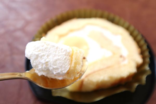 「お月見ロールケーキ」をスプーンですくったところ