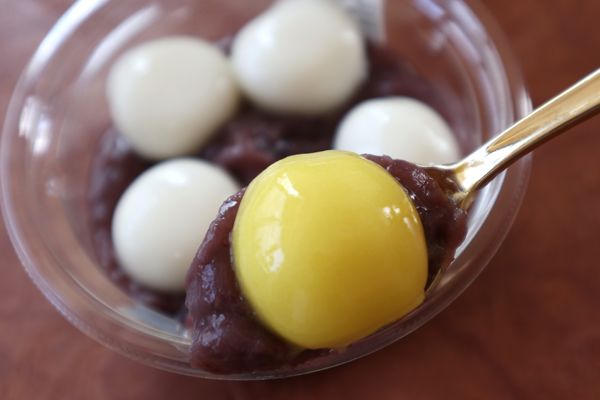 「北海道十勝産小豆使用　お月見ぜんざい」をスプーンですくったところ