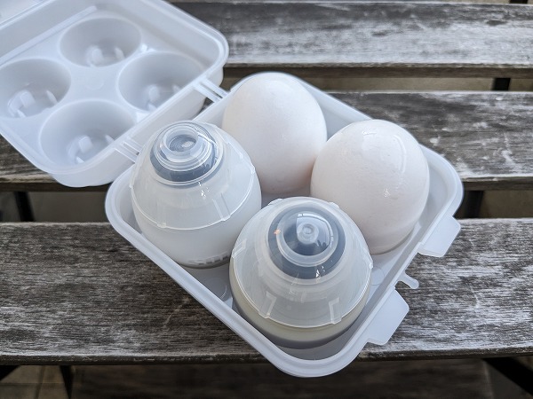キャンドゥ　エッグケース（4個用）に卵型スパイスボトルと卵型液体調味料ボトルを収納した様子