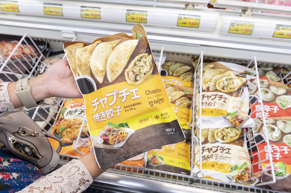 新大久保のスーパー「韓国広場」の冷凍食品売り場の「チャプチェ焼き餃子」