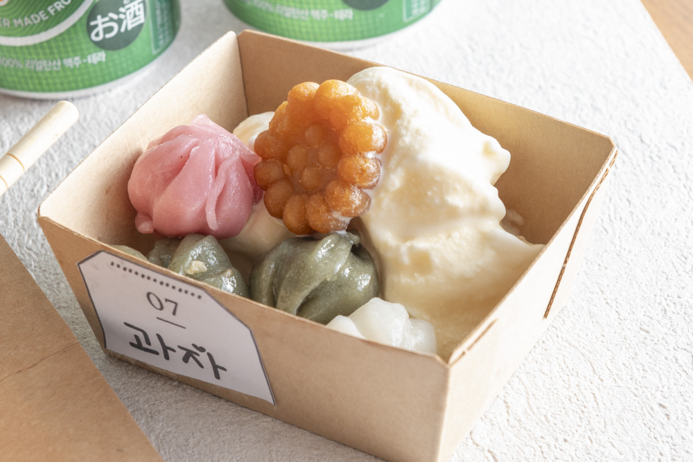 韓国の伝統的なお菓子、松餅と薬菓をアイスにトッピング