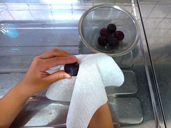 セリア「洗えるキッチンタオル」で果物の水切りをする図