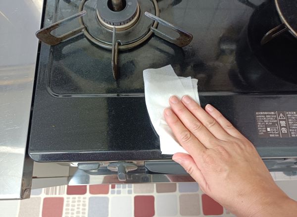 セリア「洗えるキッチンタオル」でガステーブルの油汚れを拭く図