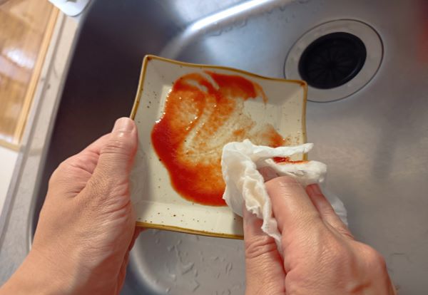 セリア「洗えるキッチンタオル」でケチャップをぬぐう図
